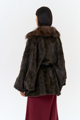 Миниатюра фотографии Шуба из меха норки с воротником из меха лисы