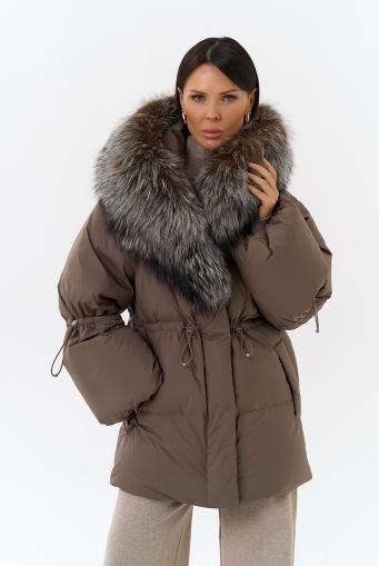Миниатюра фотографии Женский пуховик с капюшоном из меха чернобурки