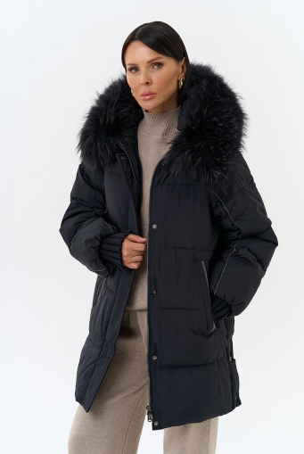 Миниатюра фотографии Женский пуховик с капюшоном из меха енота