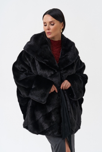 Миниатюра фотографии Шуба с капюшоном и норки